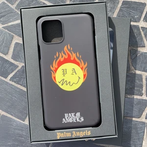 Palm Angels mobilskal - Skitsnyggt skal till IPhone 11 PRO som är helt oanvänt, bara öppnat. Jag råkade köpa i fel storlek till mobilen. Köpt från Palm Angens officiella hemsida. Orginalförpackingen får man med! 
