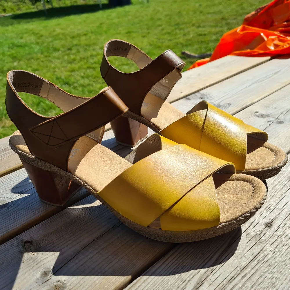 Ett par oanvända sandaler med klack från Rieker. Oanvända med kartong kvar. Nypris 700 :-  Köparen betalar frakten!. Skor.