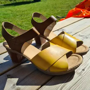 Ett par oanvända sandaler med klack från Rieker. Oanvända med kartong kvar. Nypris 700 :-  Köparen betalar frakten!