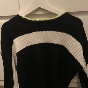 stickad tröja - köptes utomlands men har aldrig kommit till användning och är i gott skick :) 