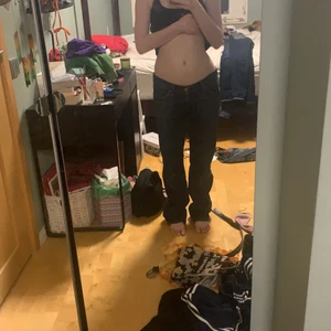 Levis lågmidjadejeans bootcut - Relativt stora levis jeans som är lågmidjade med bootcut ser dock inte det på mig pågrund av min längd<3