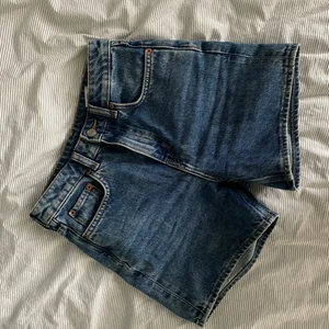 Jeansshorts - Superfina shorts från weekday som tyvärr har blivit för små. Sitter som på andra bilden. Skicket är som nytt då jag knappt använt dem. Hör av dig om du har frågor <3