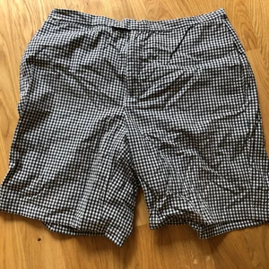 Gingham-shorts  - Shorts i mycket bra skick. Svart och vitt gingham-mönster. Mått: midja: ca 76 cm, gren till midja: 25 cm, gren till bensluten: 20 cm. Storlek står ej men uppskattas till M. Har tre fickor fram och två därbak. Inlägget finns på fler sidor och katt finns i hemmet🐱. Fraktkostnad kollas upp vid intresse ❣️