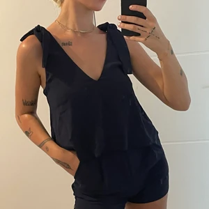 Gullig marinblå Body  - Säljer denna gulliga marinblåa body i storlek 34. Rosetter på axlarna, och spänne vid ryggen. Kommer från h&m. Fraktkostnad tillkommer⚡️🦋