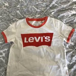 Levis T-shirt . Storlek XS . Använd 2 gånger