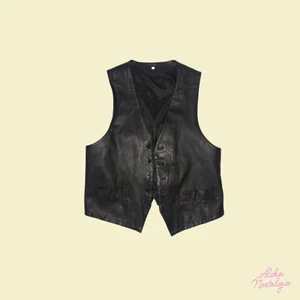 Svart oversized skinnväst 🖤 - Oversized skinnväst! Megabra skick och supercool 🥀 