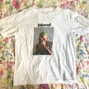 frank  - frank ocean blond tisha! så fin nu på sommaren!!! behöver strykas men i fint skick💗💗