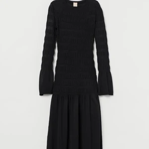 Smock-Klänning från H&M - Underbar klänning från H&M! Aldrig använd med prislappen kvar 💗 Kom med bud! 