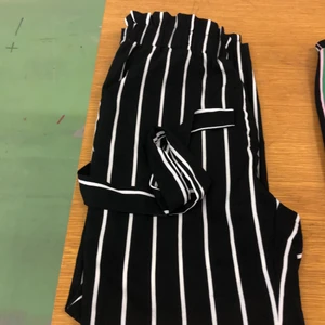 Sommarbyxor 3/4dels  - Sommarbyxor som är perfekta för denna sommarvärme, byxorna är 3/4dels och är i ett tunt, skönt och fladdrig material, bild nr 1: SHIEN storlek S. Bild nr 2: Lindex storlek 164. Bild nr 3: vet ej vart de är ifrån men de är i storlek S