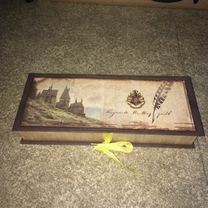 Harry Potter Quill  - Ett helt oanvänt set som innehåller fjäderpenna, bläck och support. (Köpt för 621kr därav mitt pris). Officiell merchandise!