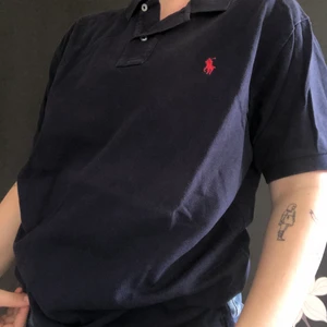 polo Ralph lauren pike  - Marinblå Ralph lauren polo pike i bra skick, endast använd fåtal gånger 
