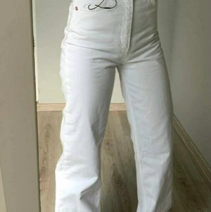 Vita zara full length jeans - Säljer mina vita zara jeans som jag köpte av en annan tjej på plick, bilderna är inte mina men kontakta mig för egna bilder, storleken är av från förra ägaren men hon sa att de passade runt 38-40 ❤️ 