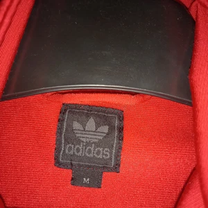 Adidas tröja storlek M - Jag säljer min adidas tröja som inte används på ett bra tag. Tröjan är knappt använd och är i väldigt bra skick. Adidas tröjan har inga repor och jag hoppas den kommer passa någon annan mycket bättre.