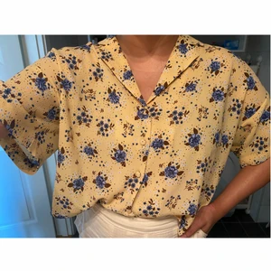 Somrig skjorta fr. Monki - Kortärmad skjorta från Monki, luftig i tyget och perfekt till denna varma sommar 🌞 Knapparna är täckta med det tyg som resten av skjortan är i. Lite gammeldags stil. 🌸 Storleken är M men skulle påstå att den passar en L också, lite beroende på man vill ha för passform. Sparsamt använd!!! 