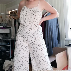 Jumpsuit från nakd  - En superhärlig jumpsuit som tyvärr var för liten för mig i bysten. Annars i fint skick, korta vida ben, jag är 160 lång. 