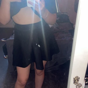 Högmidjad kjol - Jätte fin Högmidjad kjol som aldrig kommer till användning längre! Köpt från Kappahl! Storlek xs men passar även som s! 60kr plus frakt 