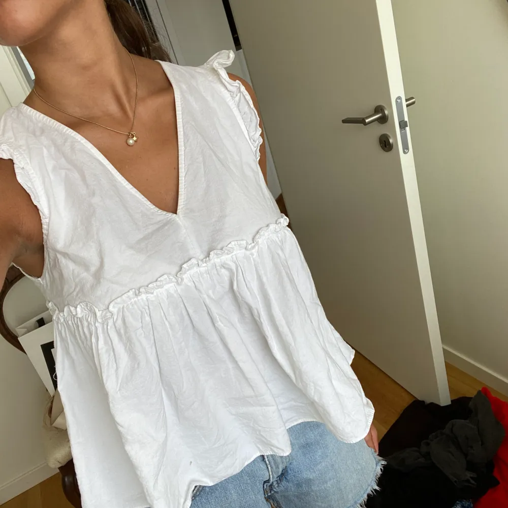 Supersöt sommarblus från zara med knytdetalj i ryggen. Kan mötas i centrala Stockholm annars tillkommer fraktavgift🥰. Toppar.