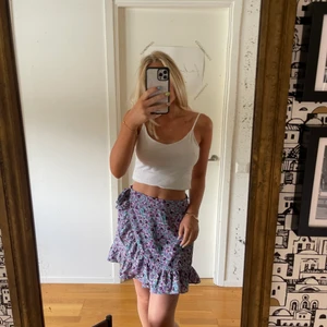 Kjol  - Så fin kjol i storlek M. Säljer på grund av att den är för stor för mig. Köparen står för frakten! Hör av er om ni har några frågor eller funderingar, kram🖤