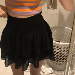 Svart volangkjol - Svart volangkjol , använd fåtal gånger! Den är i storlek s men passar nog också xs - m🌸 