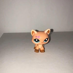 Little pet shop  - Säljer mina gamla petshops. Dom har gått upp i värde eftersom att det inte går att få tag på längre, men jag har valt att sälja dessa för 15 kronor styck. Hör av dig om du är intresserad💕 köparen står för frakten, olika pris beroende på hur många du köper.