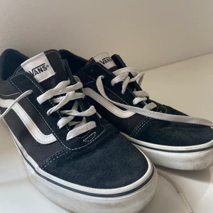 Svarta Vans skor  - Klassiska vans skor. 