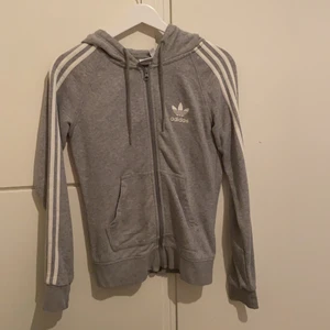 Adidas  - Används inte längre därav säljer jag den☺️
