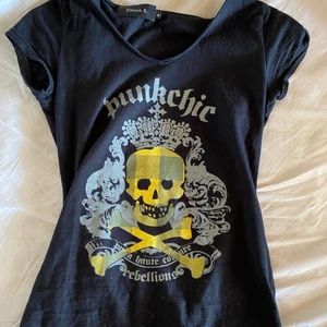 T-shirt med dödakalle - Fett cool T-shirt med dödskalle tryck. Frakt ej inkluderad. Kan möjligtvis mötas upp i Gbg 