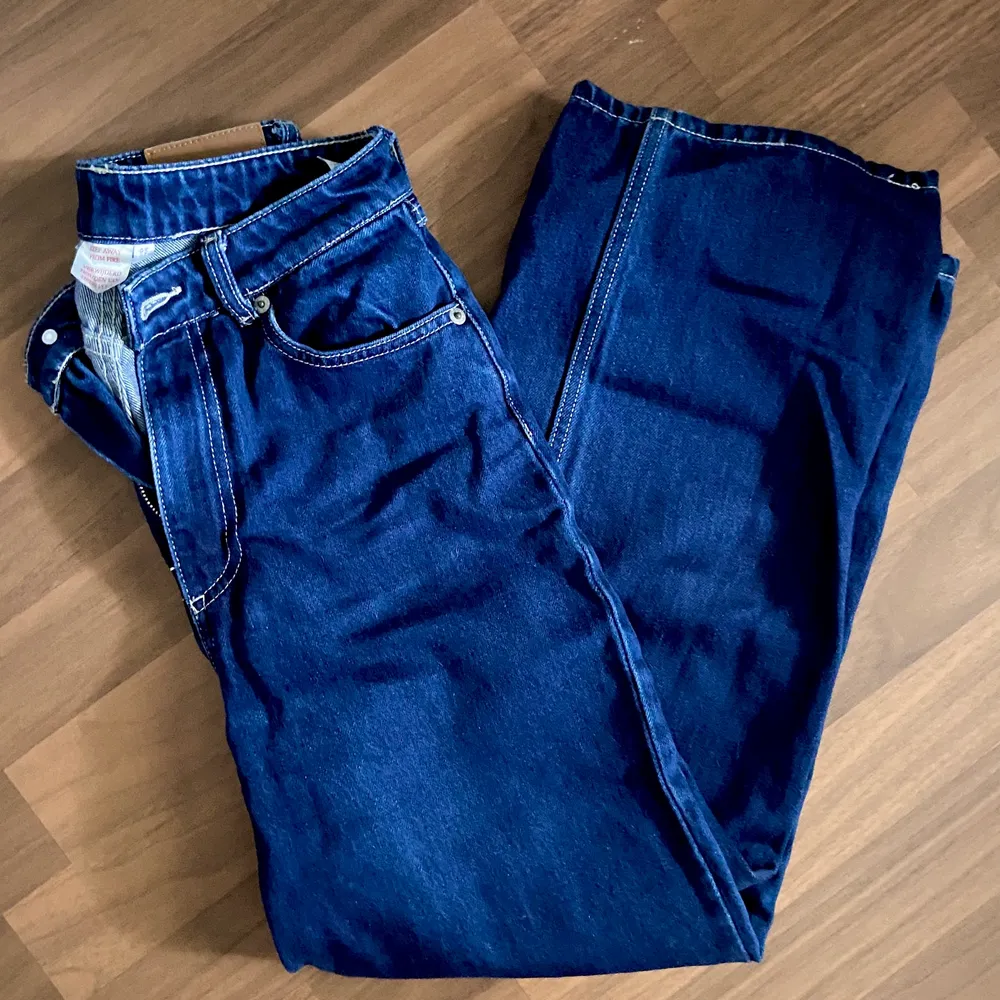 Blåa jeans från Monki i storlek 24, skulle säga att dom passar en S. Jeans & Byxor.