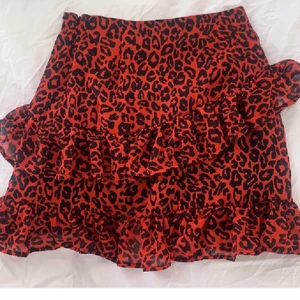 Röd volangkjol - Supersnygg volangkjol med leopard mönster, bra skick storlek xs!