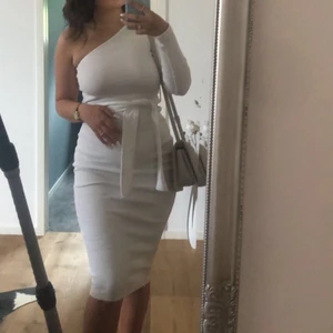 vit klänning - Vit klänning från PLT, storlek M❤️