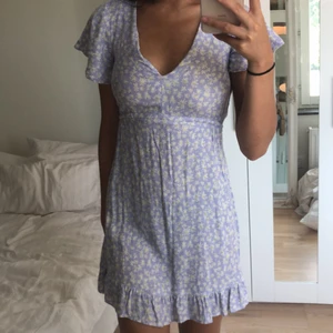 Pull&bear klänning 💕 - Supersöt klänning ifrån pull & bear, använd 1-3 gånger så i fint skick! Jättefina blommor som mönster och man kan knyta där bak 🥰