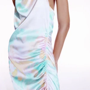 Silkesklänning Zara - ❤️‍🔥 Slutsåld silkesklänning från Zara, aldrig använd bara testad                                                                                ❤️‍🔥 Storlek S, normal i storleken och sitter fint på kroppen                                                                           ❤️‍🔥 Köparen står för frakt!