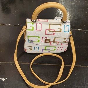 GUESS CROSS BAG VÄSKA  - I mycket bra skick och matcherar med allt. Finns fler bilder 