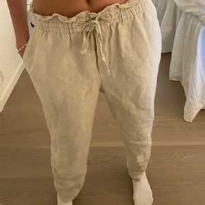 Linne byxor  - (Lånad bild) Säljer mina linne byxor för att dom är för korta för mig jag är 165. Om du lägger bud är bindande. Skriv för fler bilder🤍.