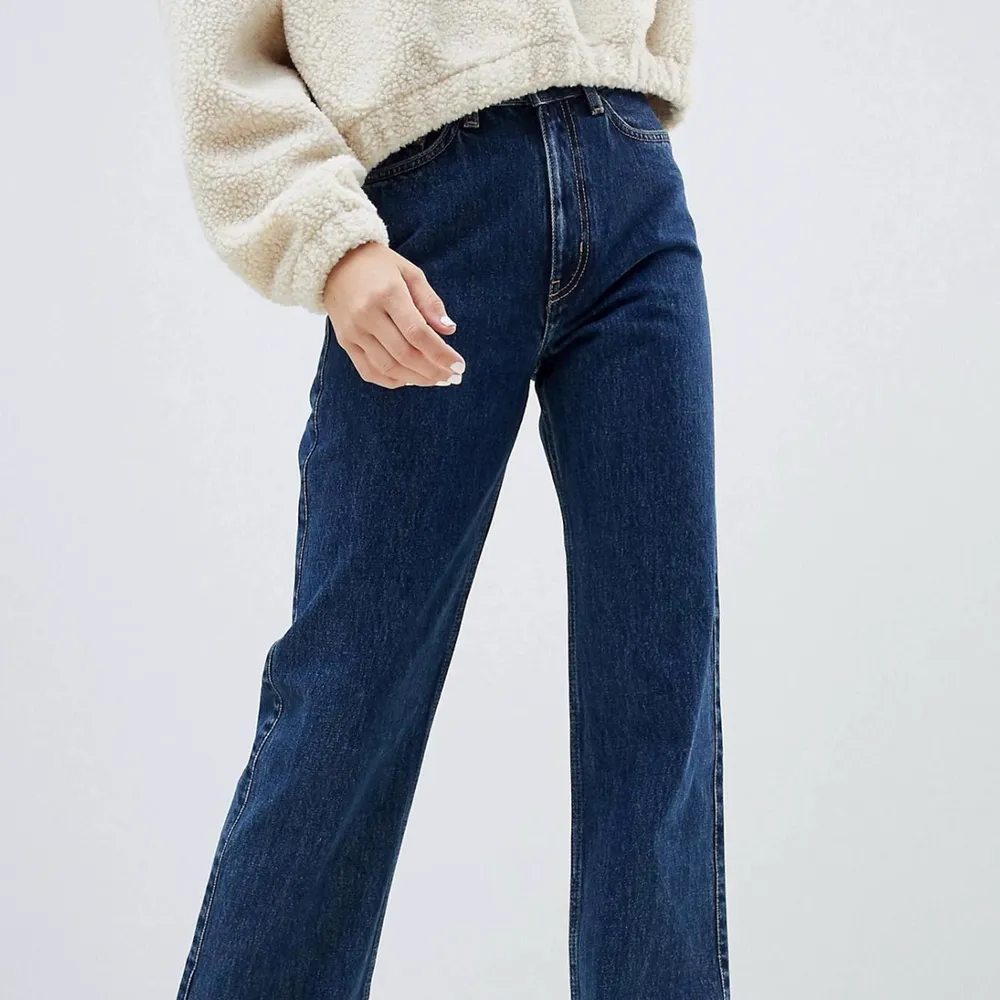 Säljer mina Rowe jeans från Weekday i den fräschaste blåa tvätten🌻 260kr inkl frakt. Jeans & Byxor.