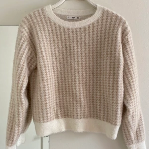 Stickad tröja från Mango - Fin stickad tröja från Mango i beige och vit. Storlek S men passar XS. Fint skick 