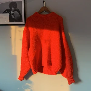 Stickad tröja - Den är orange om det inte framgår i bilderna, tyvärr en aning stickig men galet varm, finns ingen storlek på den men skulle säga L med väldigt långa ärmar 