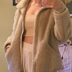 🤍Beige Teddyjacka strl S🤍 - Min gamla favoritjacka som inte kommer till användning längre. Den är jättemysig och fortfarande i fint skick!💕