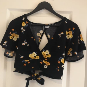 Somrig topp från DIVIDED - En somrig topp i storlek M från DIVIDED med knytrygg