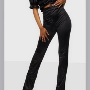 Slit Satin Pant - Oanvända Slit Satin Pant från Nelly, prislapp kvar!