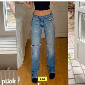 Supersnygga Levis 501 jeans köpa här på plick i bra skick! Köpte av förra ägaren för 500kr. Bilderna är lånade av förra ägaren! Midja 78cm innerben 82cm. Det finns en pytteliten slitning vid skrevet