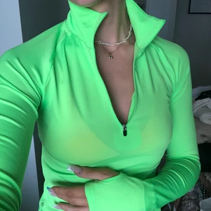 Grön zip topp - Super snygg zip topp från weekday som inte kommer till användning 💚💚💚🥺