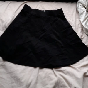Kjol - Säljer dennna fina kjolen med dragkedja bak. Den är i ett strategiskt material vilket göra tt den passar både S och M. Köpt från hm ett år tillbaka då ja har använt den en gång. Därav är den i nyskick 