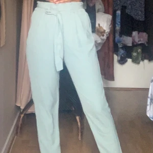 BIKBOK sommar byxor  - Jättefina luftiga sommarbyxor från bikbok i storlek xs. Byxorna var används Max 5 gånger. Personen i bilden är 161cm