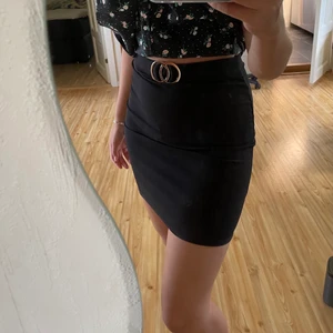 Kjol  - En svart, väldigt fin kjol. Den är tajt men väldigt stretchiga och formar därför kroppen väldigt fint. Aldrig använd, precis som ny! 