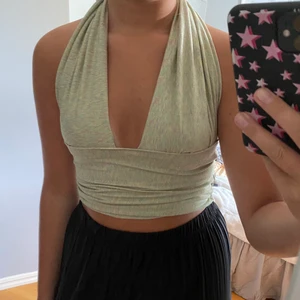 Topp - Egensydd grön glittrig topp. Den är stängd i bak men går att knyta i nacken, passar S-M :)