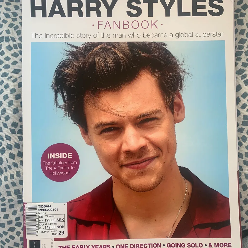 Ett magasin helt om Harry styles!! Lite skadad i hörnet på första 2 sidorna men annars i bra skick!!. Övrigt.