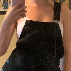 ❤️‍🔥svarta hängselbyxor❤️‍🔥 - ❤️‍🔥snygga svarta hängselbyxor från Monki❤️‍🔥