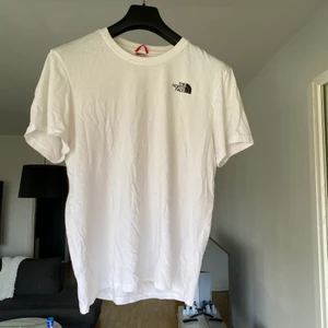 Vit North face Tshirt  - Skriv för mer info o frågor :)