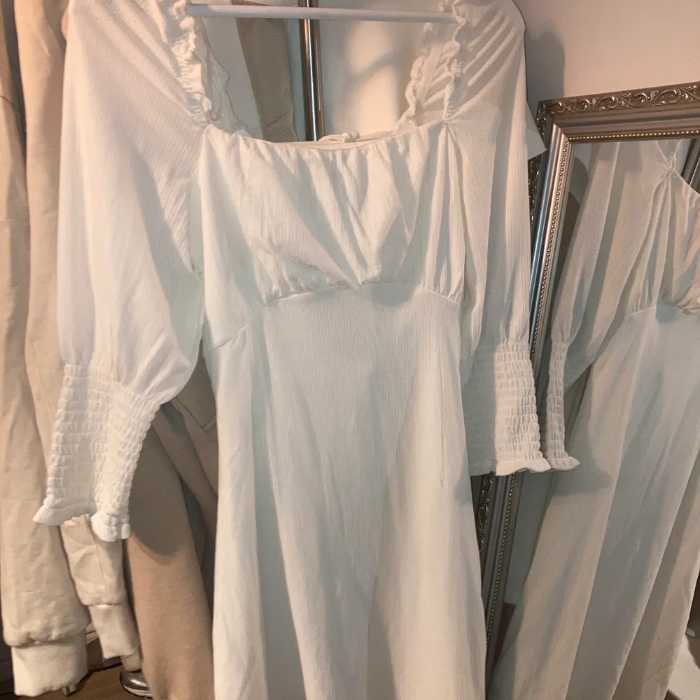 Jättefin vit klänning från bikbok använd endast en gång storlek s . Klänningar.